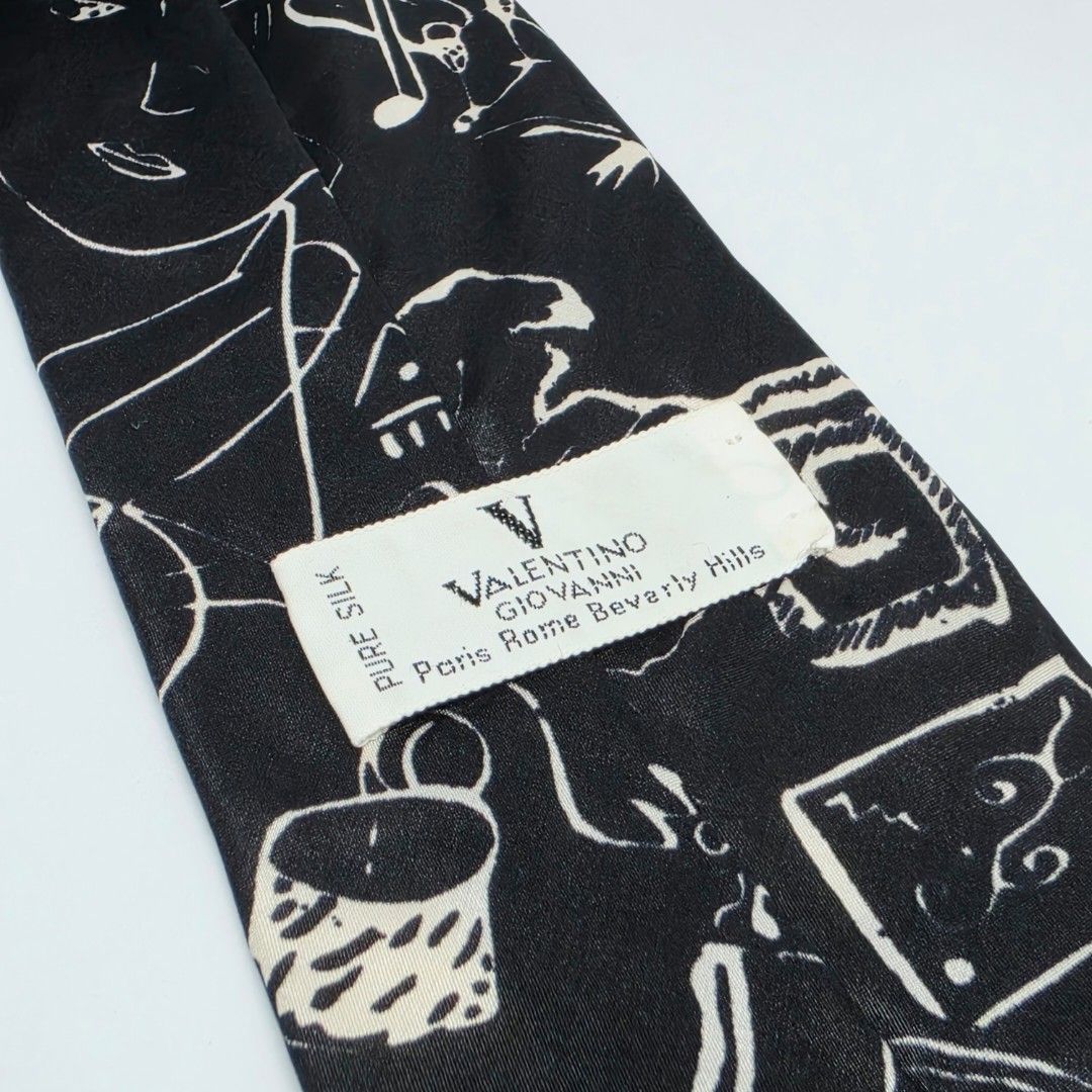 Valentino Black & White Abstract Pattern Silk Necktie (Category: Ties) located in Pasig City. Submitted by driplocale (Listing ID 1462384061, Image 2). Description: Valentino Black & White Abstract Pattern Silk Necktie Condition 9.5/10 Width: 3.7inches.