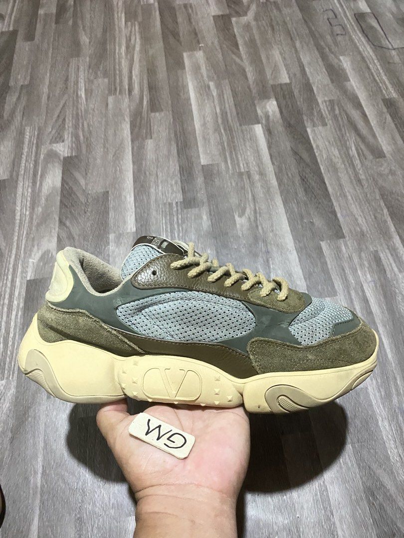 Valentino Garavani Bubbleback Sneaker (Category: Sneakers) located in Cebu City. Submitted by freemoon.b85e0c (Listing ID 1462403220, Image 1). Description: Valentino Garavani Bubbleback Sneakr Legit/2nd hand Size 8 us/41 euro/26 cm Price 1350 plus sf Minor sign of usage .