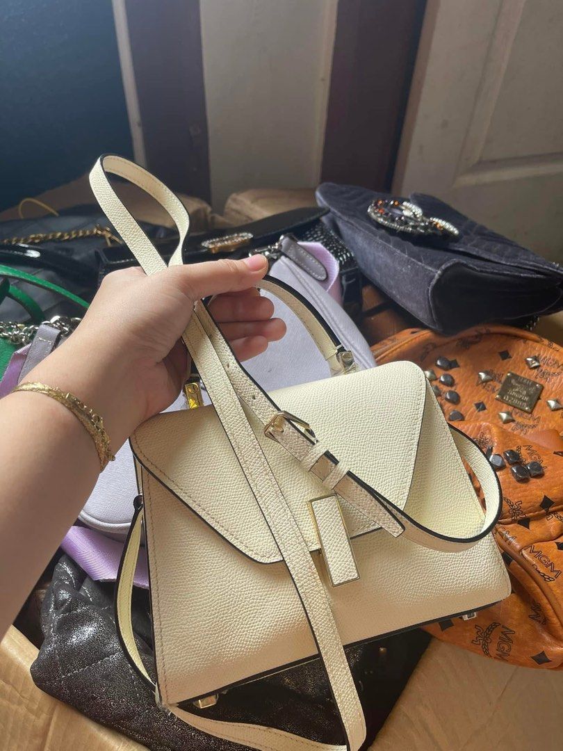 Valextra (Category: Cross-body Bags) located in Roxas City. Submitted by lynngreyartillero (Listing ID 1462357423, Image 3). Description: Valextra micro rare size 🔥🔥🔥 Size ng valextra ni miss heart 🔥🔥🔥 Like new minimal sign of used only🔥🔥🔥 Mine nyo na to mga madam hnd ka mag sisisi sa ganda nito 🔥🔥🔥 Pm lng sa offer free sf basta claim price📌📌📌🔥🔥🔥.