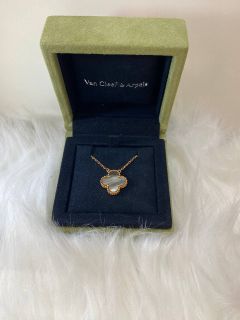 (Category: ) located in . Submitted by byluxuryjewelry (Listing ID 1462303596, Image 1). Description: .