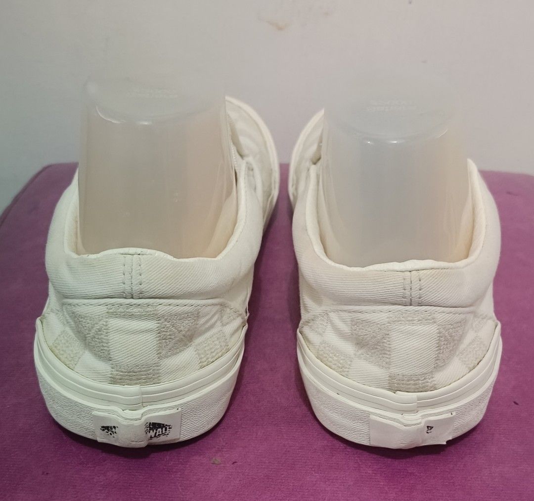 Vans Classic Slip-on Stitch Checkerboard (Category: Sneakers) located in Davao. Submitted by naxarugal (Listing ID 1462274348, Image 3). Description: ukay source issue: Wala n yong outer layer ng insole.