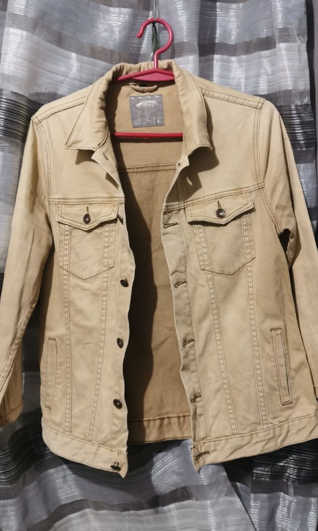 Vans of the wall tracker jacket (Category: Coats, Jackets and Outerwear) located in San Jose. Submitted by thrift_ni_sir (Listing ID 1462377110, Image 2). Description: Vintage style Biege in color MOD j&t Add shipping fee MOP gcash.