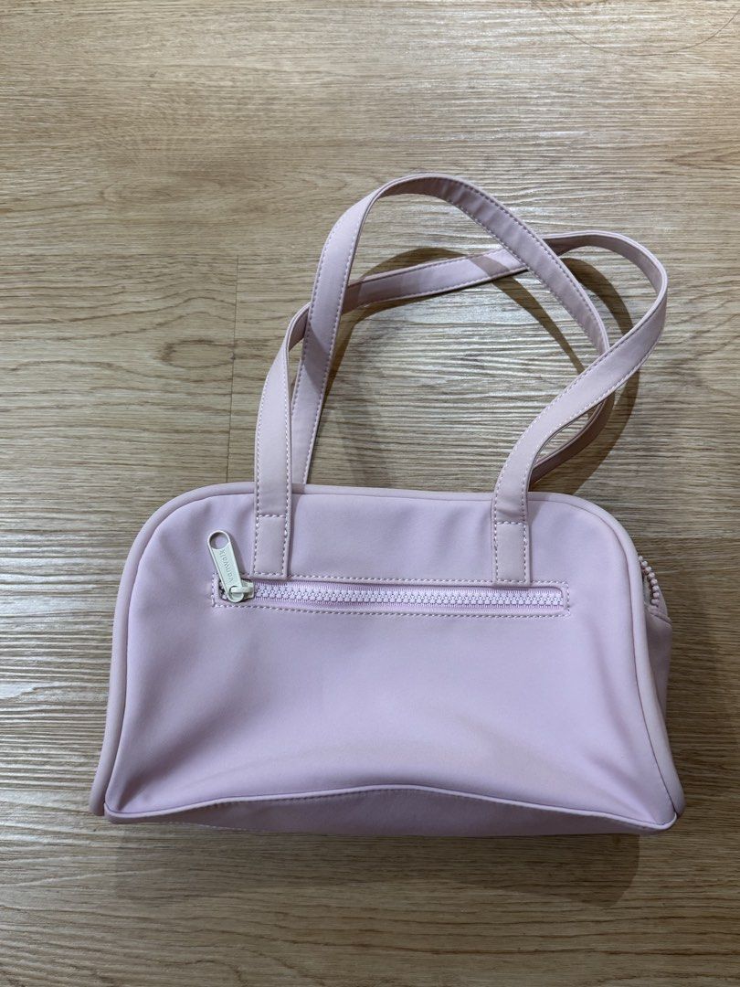 VANWALK SHOULDER BAG (Category: Shoulder Bags) located in Quezon City. Submitted by declutteringella (Listing ID 1462282861, Image 2). Description: used 2x no flaws.