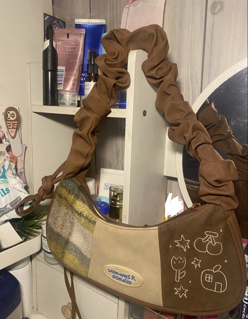 Vanwalk studio (Category: Shoulder Bags) located in Manila. Submitted by ellaineee493200 (Listing ID 1462286961, Image 1). Description: .
