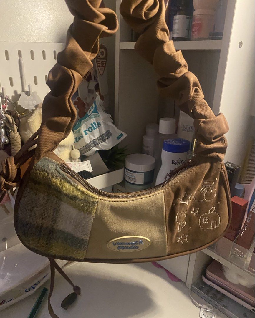 Vanwalk studio (Category: Shoulder Bags) located in Manila. Submitted by ellaineee493200 (Listing ID 1462286961, Image 2). Description: .