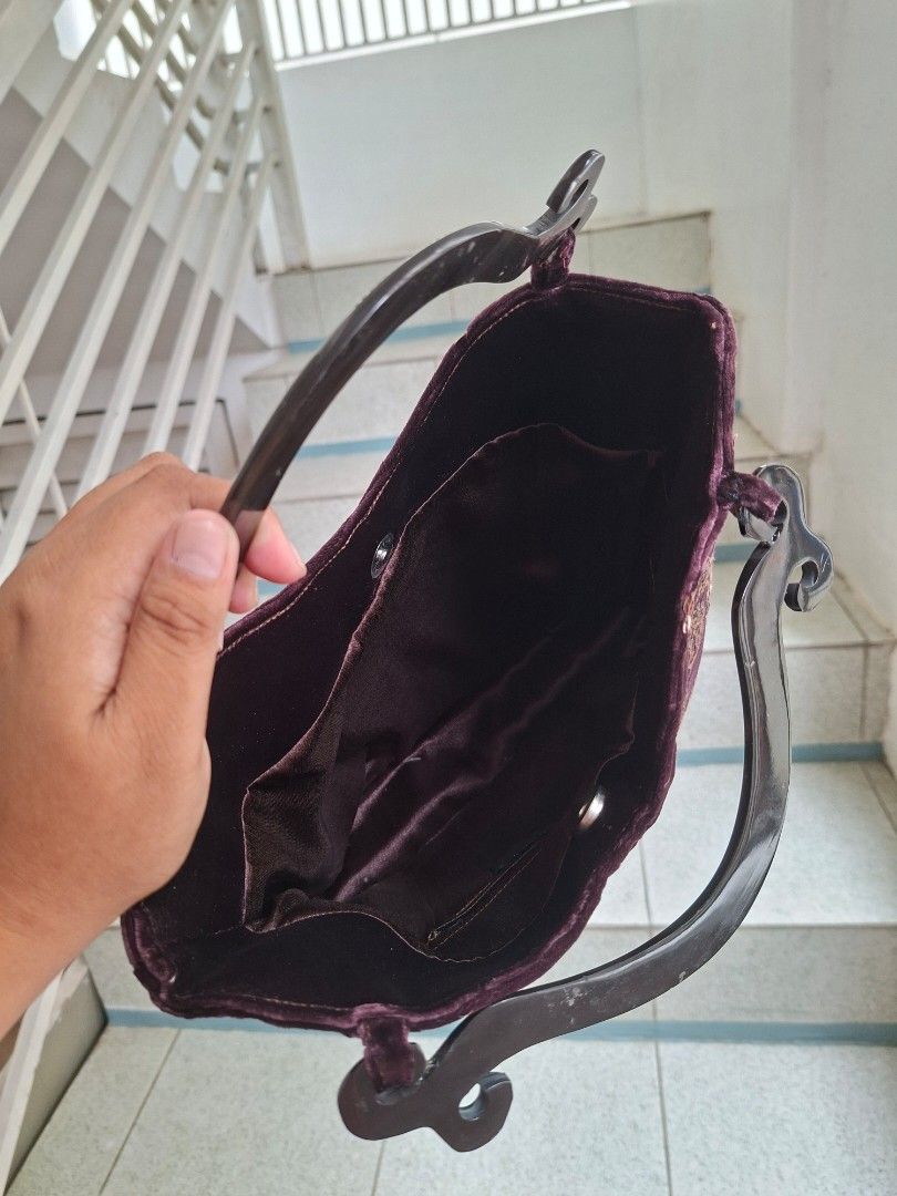 Velvet Sequin Handbag with Unique Handle (Category: Tote Bags) located in Santa Rosa. Submitted by charrylasanas (Listing ID 1462265130, Image 2). Description: 🖤 sequined whimsigoth handbag 🥀 ୨୧ 𓂃₊˚ ♡ 🕯️🥀🔮🌙˚₊𓂃 ୨୧ 𖦹 deep plum / dark burgundy velvet-textured handbag 𖦹 copper-toned sequin floral & swirl embellishments 𖦹 magnetic closure, plastic handle 𖦹 very whimsigoth / gothic romantic / witchy vintage coded 🕯️🥀 mine: ₱280.