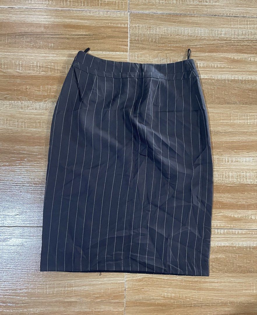 Versace vintage skirt (Category: Skirts) located in Davao. Submitted by mj_designervintagecurator (Listing ID 1462284347, Image 2). Description: 📌In good condition 📌waist 24 - hips 36- length 23 inches.