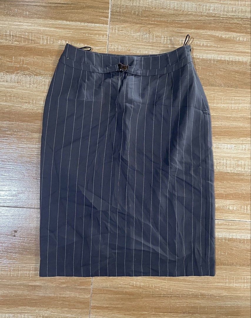 Versace vintage skirt (Category: Skirts) located in Davao. Submitted by mj_designervintagecurator (Listing ID 1462284347, Image 3). Description: 📌In good condition 📌waist 24 - hips 36- length 23 inches.