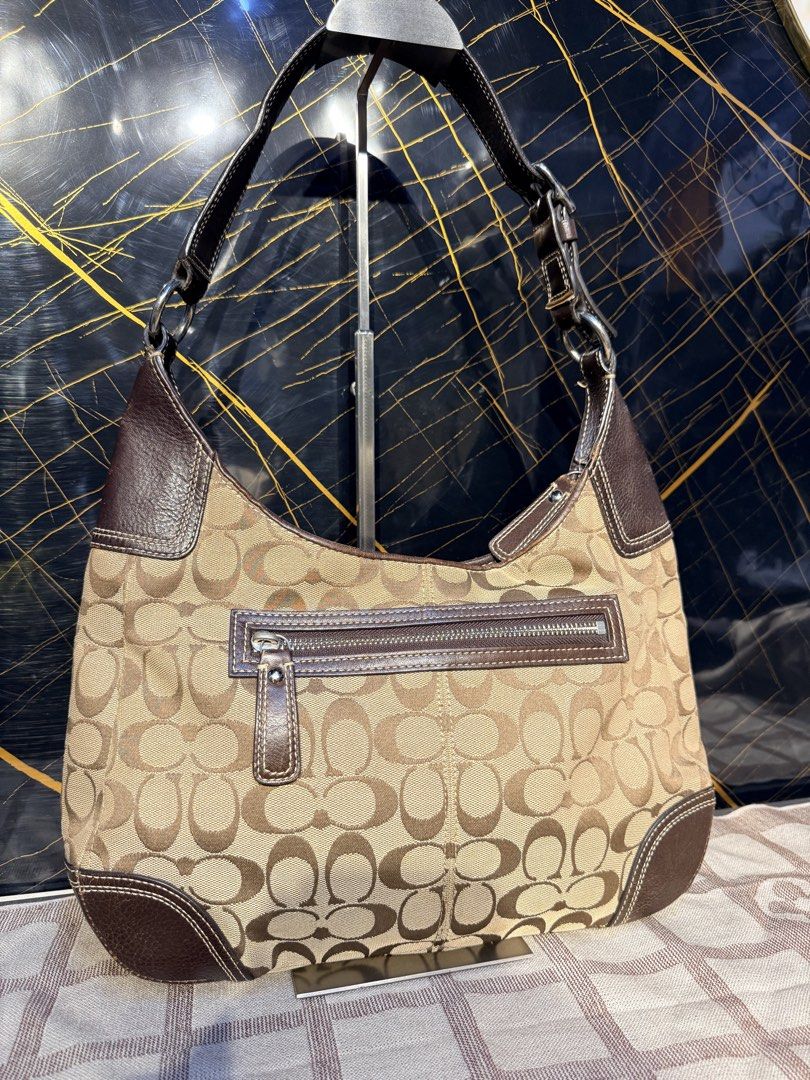 Vintage Coach Hobo Bag (Category: Luxury Bags & Wallets) located in Santiago. Submitted by twicebutnice03 (Listing ID 1462306094, Image 2). Description: Vintage Coach bag Authentic still Good Condition.