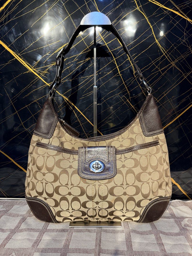 Vintage Coach Hobo Bag (Category: Luxury Bags & Wallets) located in Santiago. Submitted by twicebutnice03 (Listing ID 1462306094, Image 1). Description: Vintage Coach bag Authentic still Good Condition.