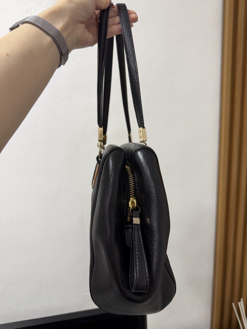 Vintage coach madison two way (Category: Shoulder Bags) located in Cavite. Submitted by aljennaaaa (Listing ID 1462428303, Image 2). Description: With issues in edges pls see photo.