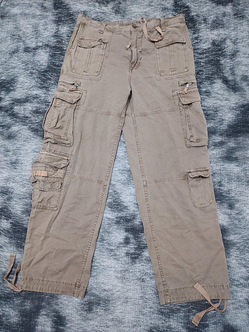 Vintage Dolce & Gabbana Cargo Pants (Category: Trousers) located in Cebu City. Submitted by haryvyylyynn (Listing ID 1462338528, Image 1). Description: Dolce and Gabbana 8500 Dm po sa ibang pics.