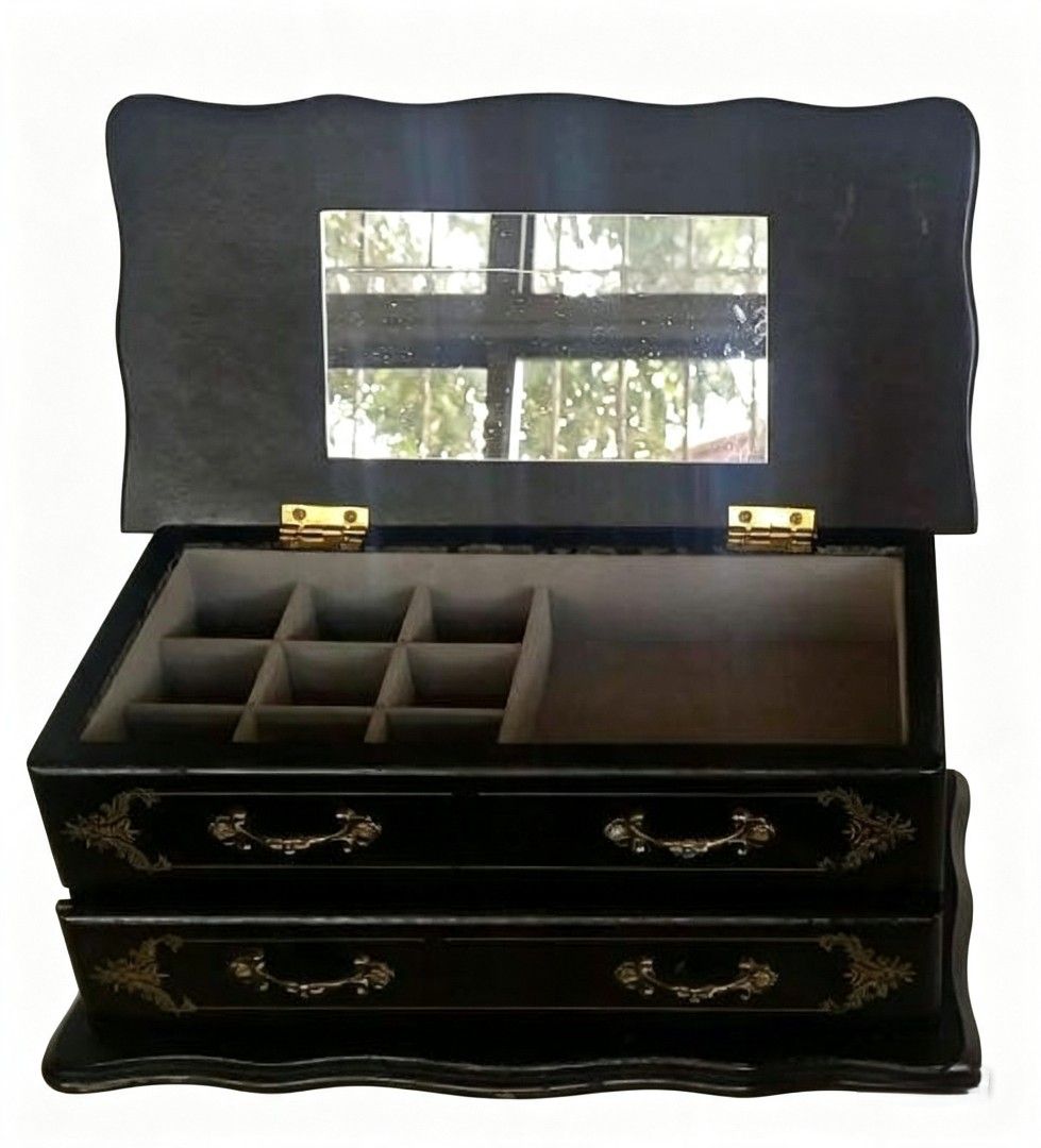 Vintage Jewelry Box (Category: Accessory Holder, Box & Organizers) located in Bulacan. Submitted by gjeen (Listing ID 1462361518, Image 1). Description: .