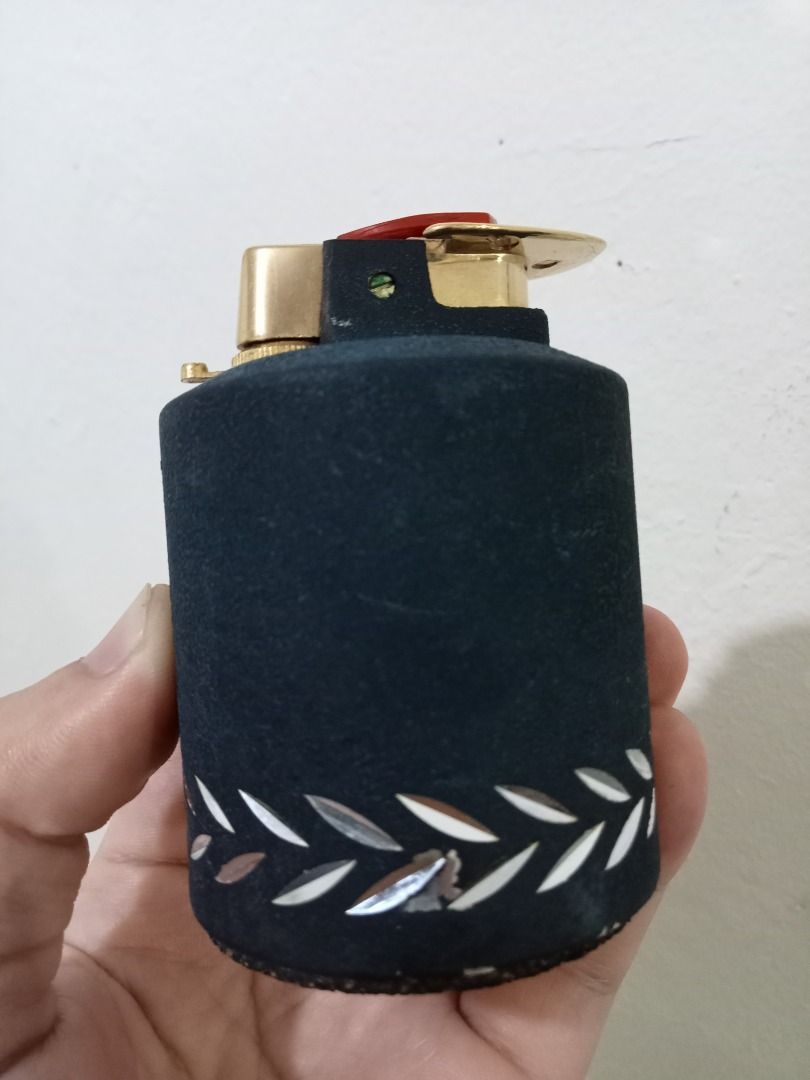 Vintage lighter Ronson Collectible (Category: Vintage Collectibles) located in Quezon City. Submitted by classyaffordabest (Listing ID 1462296898, Image 1). Description: Rare Ronson Table Lighter 1970s Complete with papers.