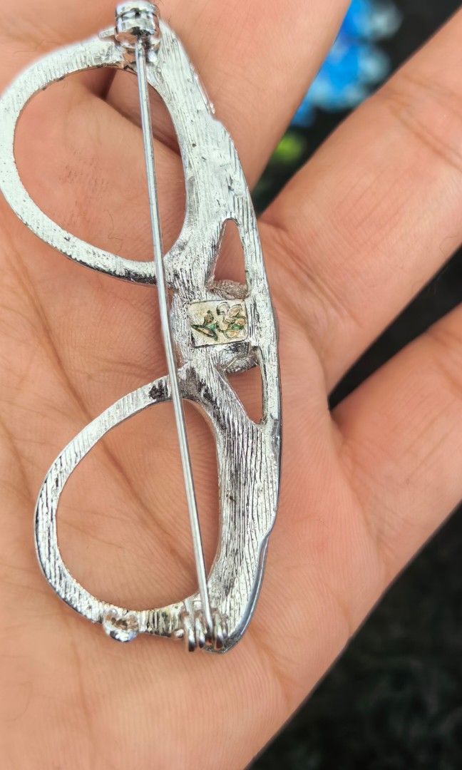 Vintage pretty design silver color brooch (Category: Brooches) located in Tuguegarao City. Submitted by zenphoenix-7ad615 (Listing ID 1462320512, Image 3). Description: Pretty in actual.