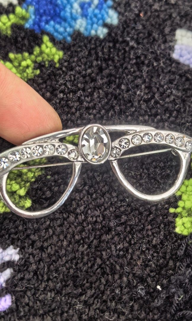 Vintage pretty design silver color brooch (Category: Brooches) located in Tuguegarao City. Submitted by zenphoenix-7ad615 (Listing ID 1462320512, Image 1). Description: Pretty in actual.