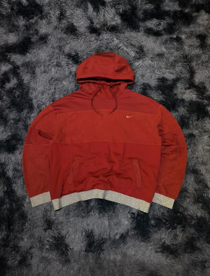VINTAGE RED NIKE HOODIE (Category: Coats, Jackets and Outerwear) located in Taguig. Submitted by steeze_plug (Listing ID 1462333775, Image 1). Description: EXCELLENT Condition! No any issues Embroidered swoosh logo Complete tags (authentic piece) ✅ 10/10 color rate ❤️✨ Tight ribbings Solid neto! 🙌 Dimes: L 22 width 27 length 🚛 J&T/FLASH EXPRESS delivery ➤ (Payment must be processed first) 🛵 Can also do Lalamove delivery if malapit ➤ (Can do CO