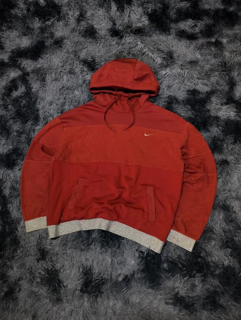 VINTAGE RED NIKE HOODIE (Category: Coats, Jackets and Outerwear) located in Taguig. Submitted by steeze_plug (Listing ID 1462333775, Image 2). Description: EXCELLENT Condition! No any issues Embroidered swoosh logo Complete tags (authentic piece) ✅ 10/10 color rate ❤️✨ Tight ribbings Solid neto! 🙌 Dimes: L 22 width 27 length 🚛 J&T/FLASH EXPRESS delivery ➤ (Payment must be processed first) 🛵 Can also do Lalamove delivery if malapit ➤ (Can do CO