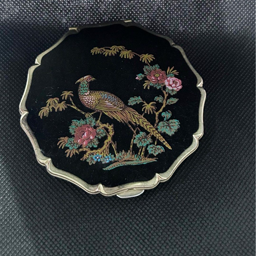 Vintage Stratton Compact Powder Case (Category: Other Accessories) located in Makati City. Submitted by cestparfaitvintagejewelries (Listing ID 1462398336, Image 1). Description: .