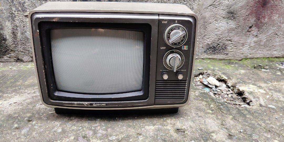 Vintage tv 1970s at 80s (Category: TV) located in Caloocan City. Submitted by zenmountain-d8b1c0 (Listing ID 1462298748, Image 1). Description: Cod good for collection and display.