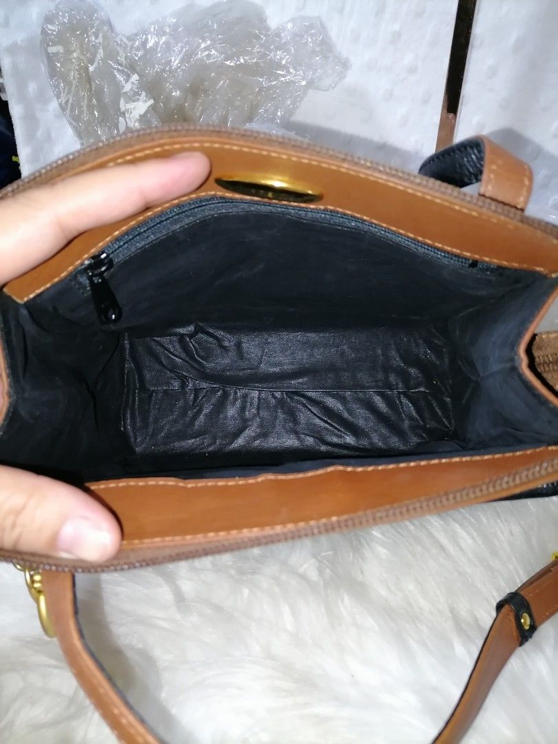 Vintgae Torrente Paris Sling Bag (Category: Cross-body Bags) located in Butuan. Submitted by az-branded.items (Listing ID 1462313515, Image 3). Description: Size: W 8.5" L 7" Real ostrich skin leather Super ganda in actual From Japan.