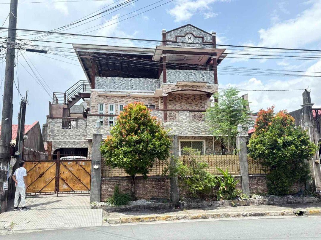 VISTA VERDE NORTH CALOOCAN (Category: House & Lot) located in Caloocan City. Submitted by truedragon_f74f3e (Listing ID 1462285405, Image 1). Description: 🏡 FOR SALE | Spacious 6-Bedroom Home in Vista Verde North A spacious home with room to grow, right in the heart of Vista Verde North. 📍 Location: Vista Verde North, Caybiga, Caloocan City 🏠 Lot Area: 309 sqm 📐 Floor Area: 452 sqm 💰 Selling Price: ₱12,700,000 📌 Selling Condition: AS IS, WH