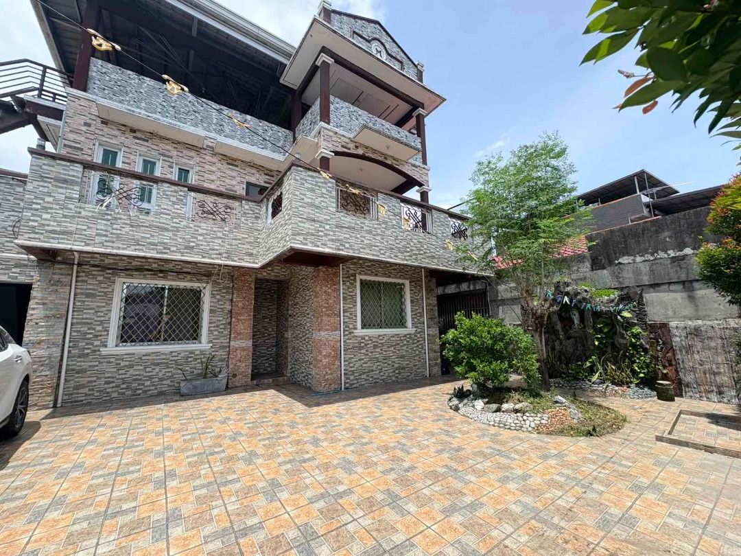 VISTA VERDE NORTH CALOOCAN (Category: House & Lot) located in Caloocan City. Submitted by truedragon_f74f3e (Listing ID 1462285405, Image 2). Description: 🏡 FOR SALE | Spacious 6-Bedroom Home in Vista Verde North A spacious home with room to grow, right in the heart of Vista Verde North. 📍 Location: Vista Verde North, Caybiga, Caloocan City 🏠 Lot Area: 309 sqm 📐 Floor Area: 452 sqm 💰 Selling Price: ₱12,700,000 📌 Selling Condition: AS IS, WH