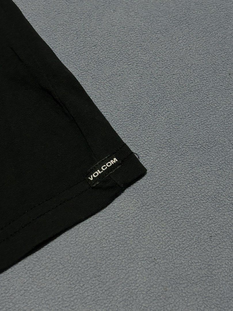 Volcom Byron Bay T-Shirt Black (Category: Tshirts & Polo Shirts ) located in Miagao. Submitted by mjhandpicked (Listing ID 1462365982, Image 3). Description: Volcom Byron Bay T-Shirt Color: Black Size: S on tag (can fit up to M) Condition+Color: 9.5/10 Please no rush shipping unless available😊 MOP: GCash MOD: J&T Express Location: Iloilo Province .