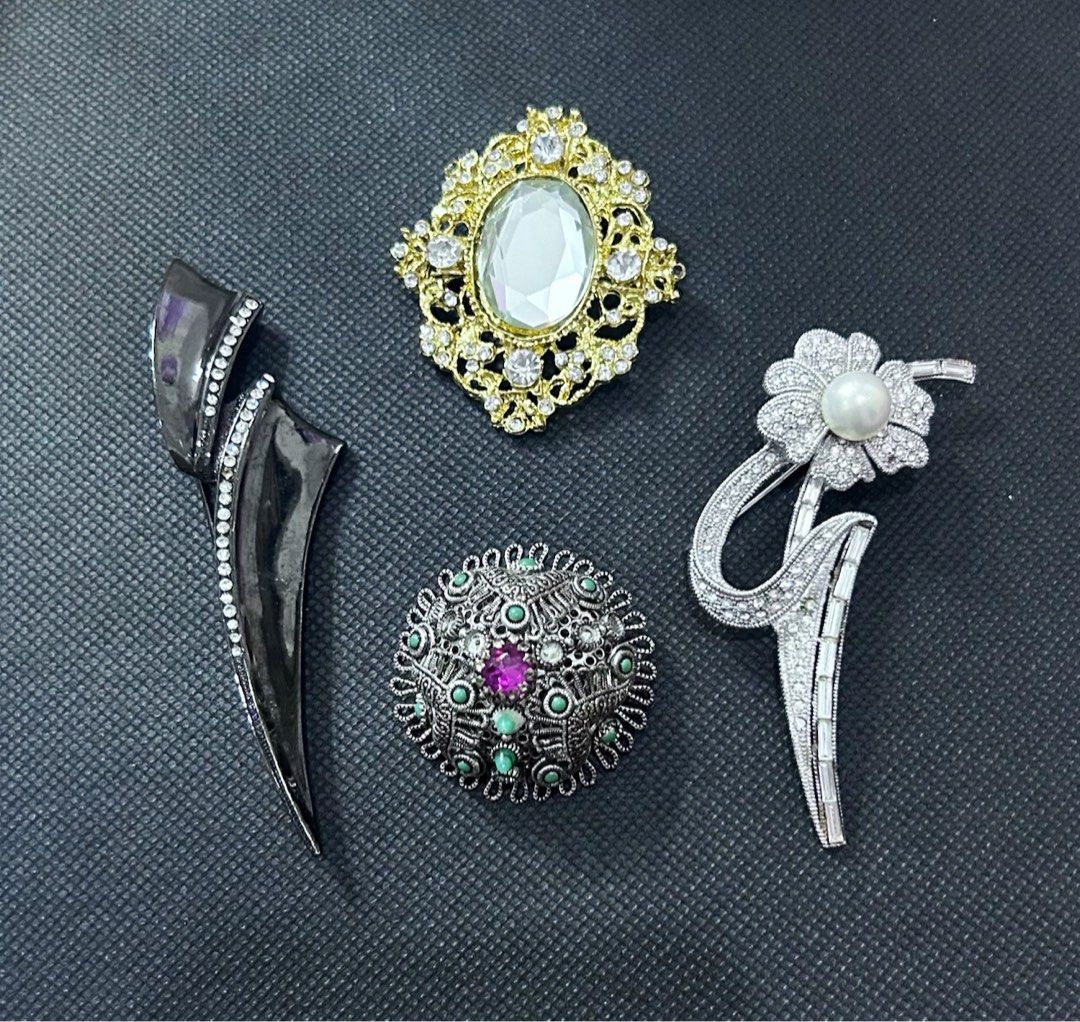 VTG Brooches With Missing Stones (Category: Brooches) located in Makati City. Submitted by cestparfaitvintagejewelries (Listing ID 1462372940, Image 1). Description: Beautiful pieces, but all have missing stones Take all for 215 pesos only .