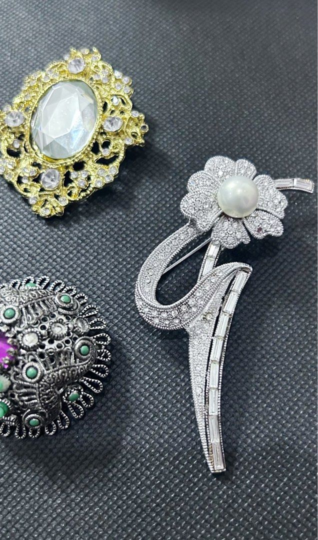 VTG Brooches With Missing Stones (Category: Brooches) located in Makati City. Submitted by cestparfaitvintagejewelries (Listing ID 1462372940, Image 2). Description: Beautiful pieces, but all have missing stones Take all for 215 pesos only .
