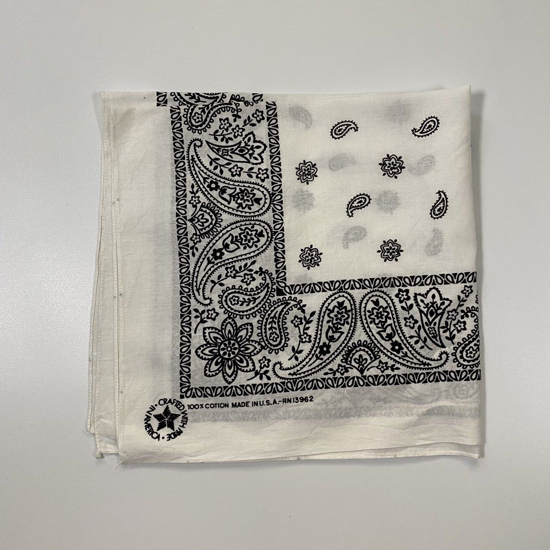 Western Bandana Handkerchief (Category: Handkerchief & Pocket Squares) located in Bago City. Submitted by johnpaul_gidlayan (Listing ID 1462326036, Image 3). Description: Western Bandana Made in Usa Item Details Lenght: 20.5 Width: 21.5 Condition: Excellent condition (needwash) Color Rate: 9.5/10 Flaws: None (Item color vary due to lighting) — Price: 550+sf.