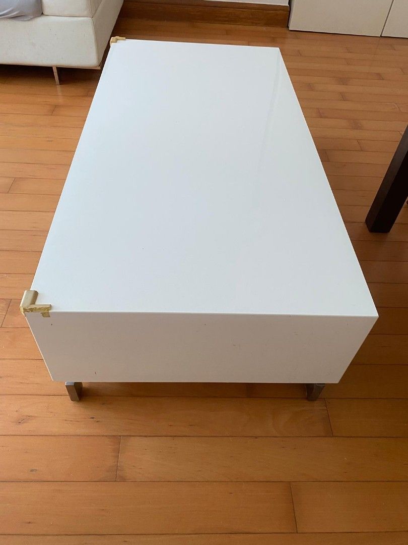 White Coffee Table with Storage Shelf （分類：桌子）位於 Hong Kong。 由 52751774 提交（商品編號 1462323566，圖片 1）。簡介： White coffee table with a storage shelf. Metal legs and corner details. Good size for a living room. Clean design. Fits most decor styles. Selling it because I'm redecorating.。
