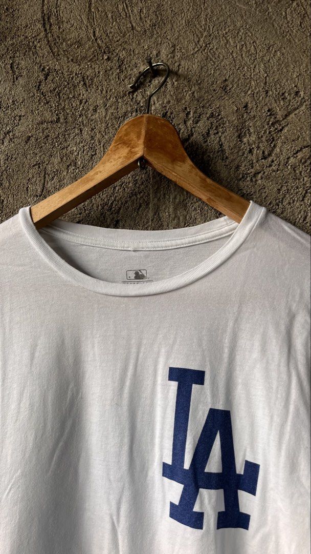 White LA Dodgers T-Shirt Size L (Category: Tshirts & Polo Shirts ) located in Cabuyao City. Submitted by bulandos (Listing ID 1462409595, Image 3). Description: - White LA Dodgers T-Shirt - Size: Large (L) - 100% Cotton - LA Dodgers logo on front and back - Machine washable - Tumble dry low - Ideal for Los Angeles Dodgers fans.