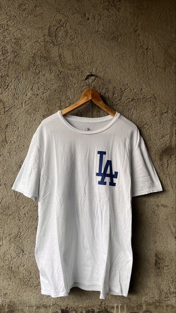 White LA Dodgers T-Shirt Size L (Category: Tshirts & Polo Shirts ) located in Cabuyao City. Submitted by bulandos (Listing ID 1462409595, Image 1). Description: - White LA Dodgers T-Shirt - Size: Large (L) - 100% Cotton - LA Dodgers logo on front and back - Machine washable - Tumble dry low - Ideal for Los Angeles Dodgers fans.
