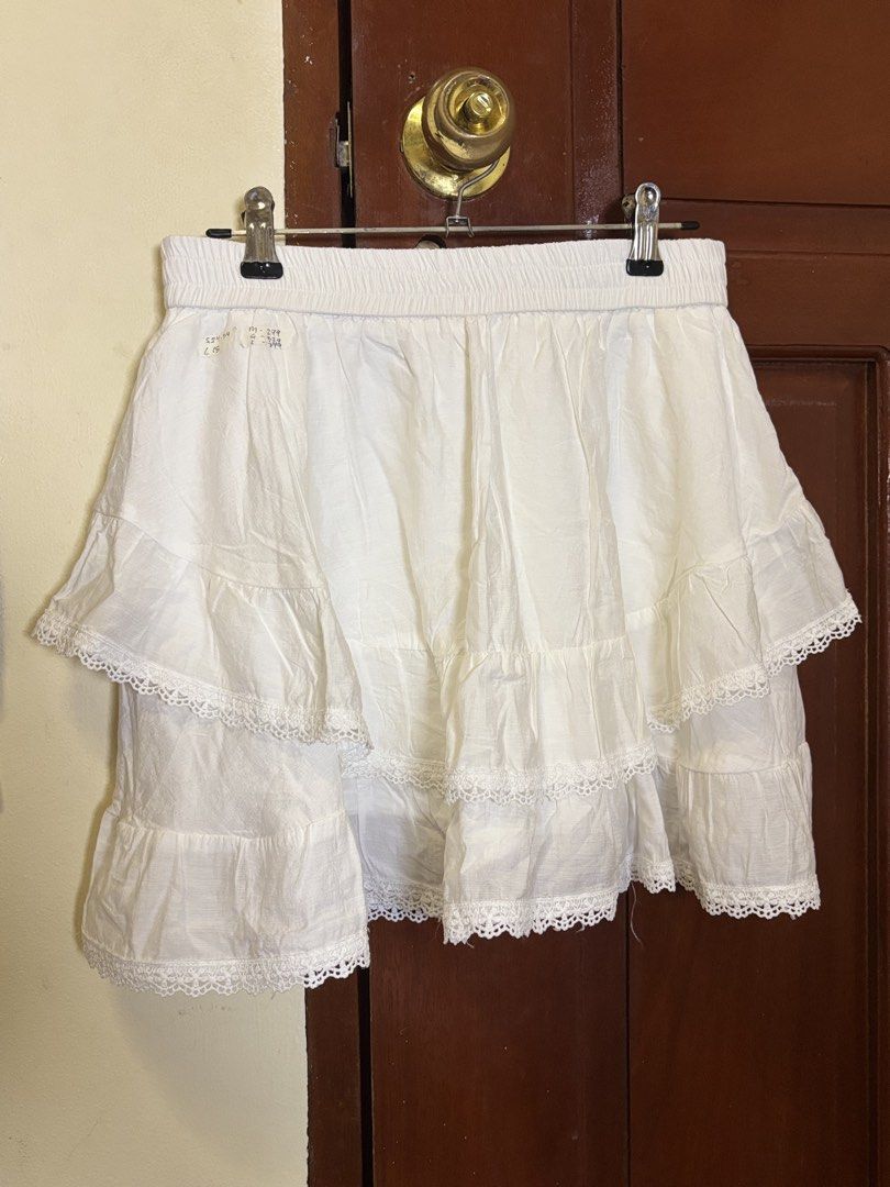 White layered skirt with lace (Category: Skirts) located in Laoag. Submitted by sushivara (Listing ID 1462420557, Image 1). Description: ISA PA TOO ANGGANDAAA LAYERED W/LACE DESIGN W/inner short Size 24-34 Rules: No joyjoy No cancellations (100 fee) 📍Laoag | Batac City Ilocos Norte .