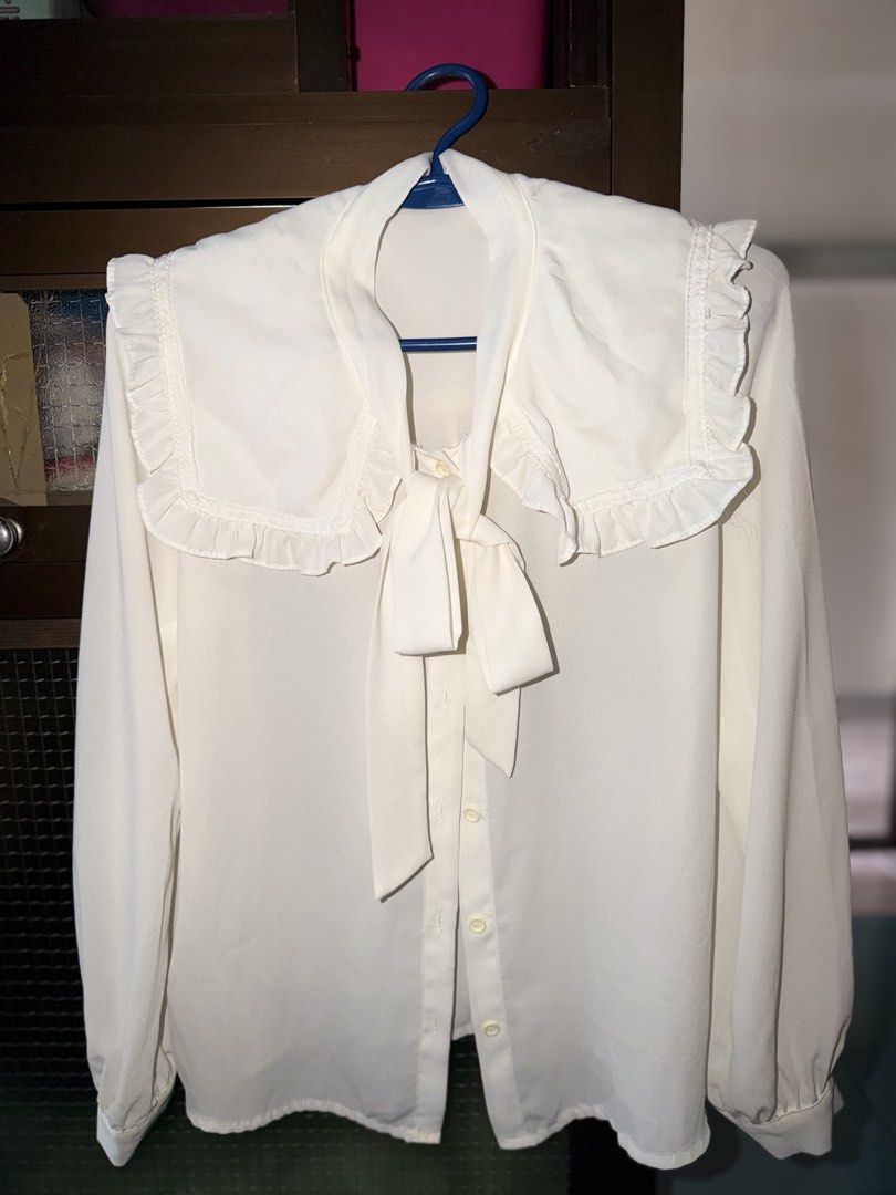 White Long Sleeves (Category: Blouses) located in Manila. Submitted by bykvxx (Listing ID 1462364547, Image 2). Description: Size: Small to Semi-medium.