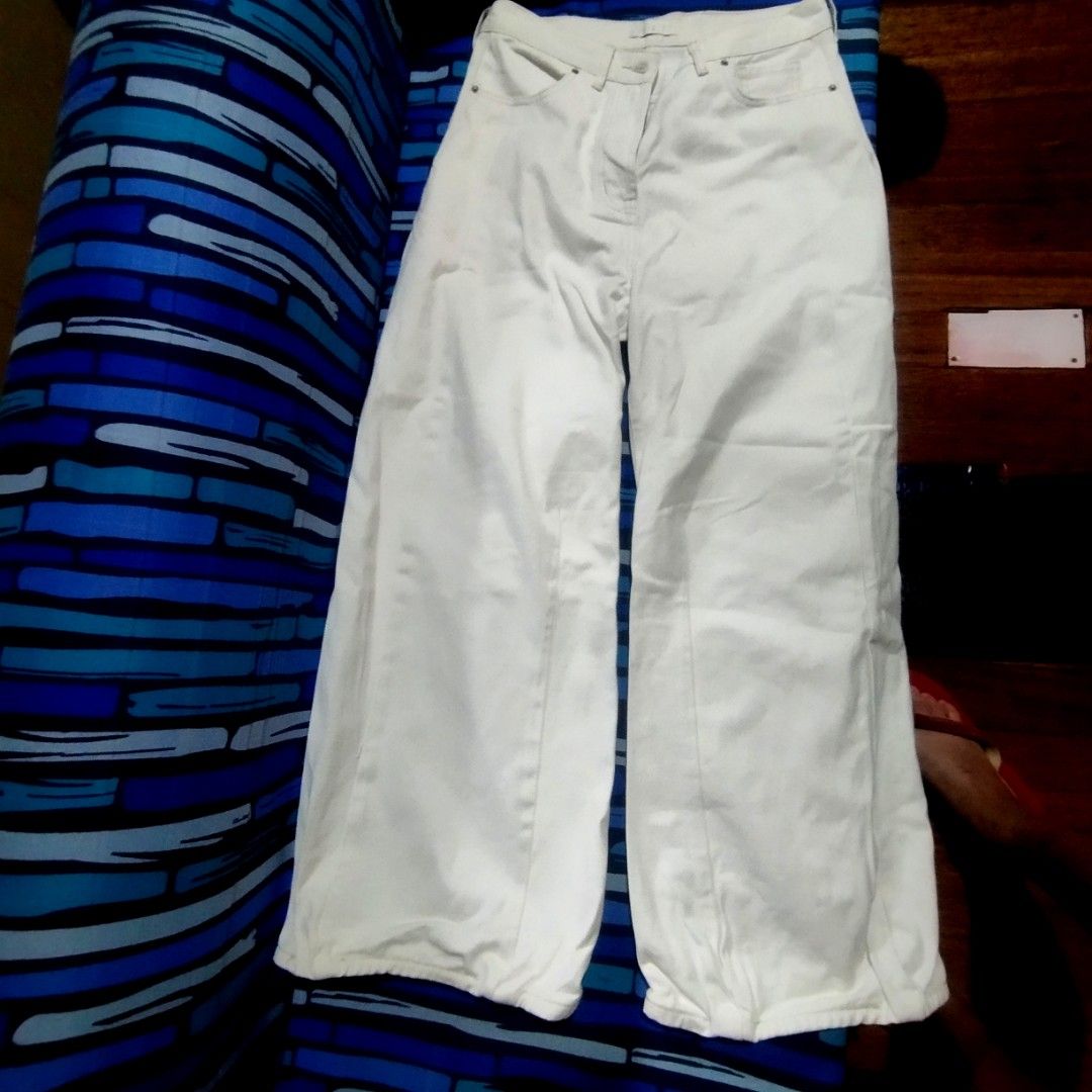 White Wide Leg Jeans (Category: Jeans) located in Manila. Submitted by lene48 (Listing ID 1462330318, Image 2). Description: - White wide leg jeans - High waisted fit - Button and zip closure - Two front and two back pockets - Classic denim style - Ideal for casual wear - Versatile for pairing with different tops.