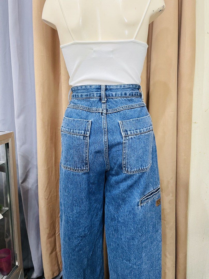 Wide Leg Denim Jeans with Large Pockets (Category: Jeans) located in Manila. Submitted by bengirlclothing (Listing ID 1462433644, Image 2). Description: - Size: 27-28 inches (tape measured base) -Length: 40 inches (tape measured base) -Ukay Source / Need wash -Bawal sa maarte -Hard Denim cloth - Cool wide leg jeans - Classic blue denim wash - Plenty of pockets on front and back - Super comfy and stylish design.