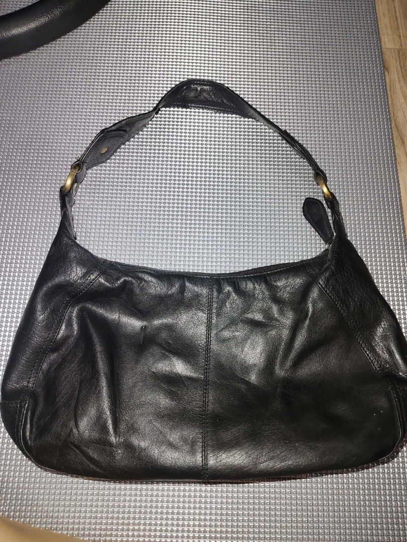 Wilsons leather y2k hobo bag (Category: Shoulder Bags) located in Cavite. Submitted by littlesweetshop (Listing ID 1462364737, Image 2). Description: Mop gcash Plus sf.