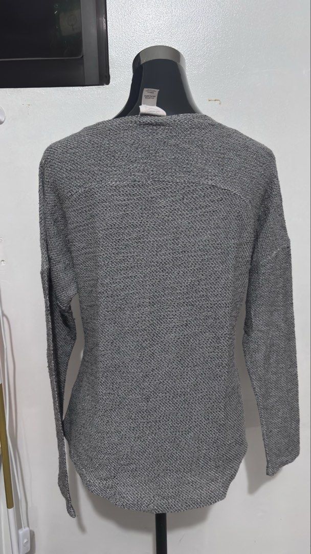 Wome Longsleeve Blouse (Category: Longsleeves) located in Pasig City. Submitted by Atv26 (Listing ID 1462360495, Image 2). Description: NO FLAWS SIZE: BUST WIDTH 21 INCHES LENGTH 22 INCHES.
