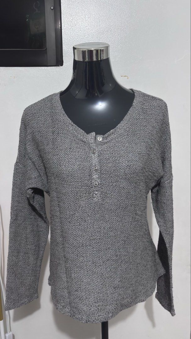 Wome Longsleeve Blouse (Category: Longsleeves) located in Pasig City. Submitted by Atv26 (Listing ID 1462360495, Image 1). Description: NO FLAWS SIZE: BUST WIDTH 21 INCHES LENGTH 22 INCHES.