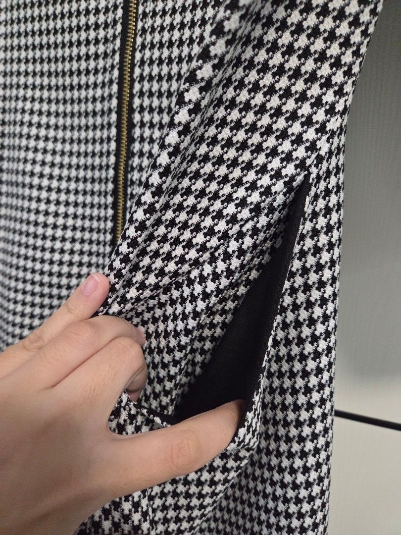 Womens Black & White Flowy Patterned Dress with Pockets (Category: Dresses) located in Cavite. Submitted by its_soo_k (Listing ID 1462372702, Image 3). Description: - onhand & ready to ship - price negotiable if buying more than 1 - rfs: no longer need dresses about the dress - color: black and white patterned - size: XL - WITH pockets Notes: - ships from Cavite - mop: gcash - mod: jnt, flash express - shipping fee should be shouldered by the buy