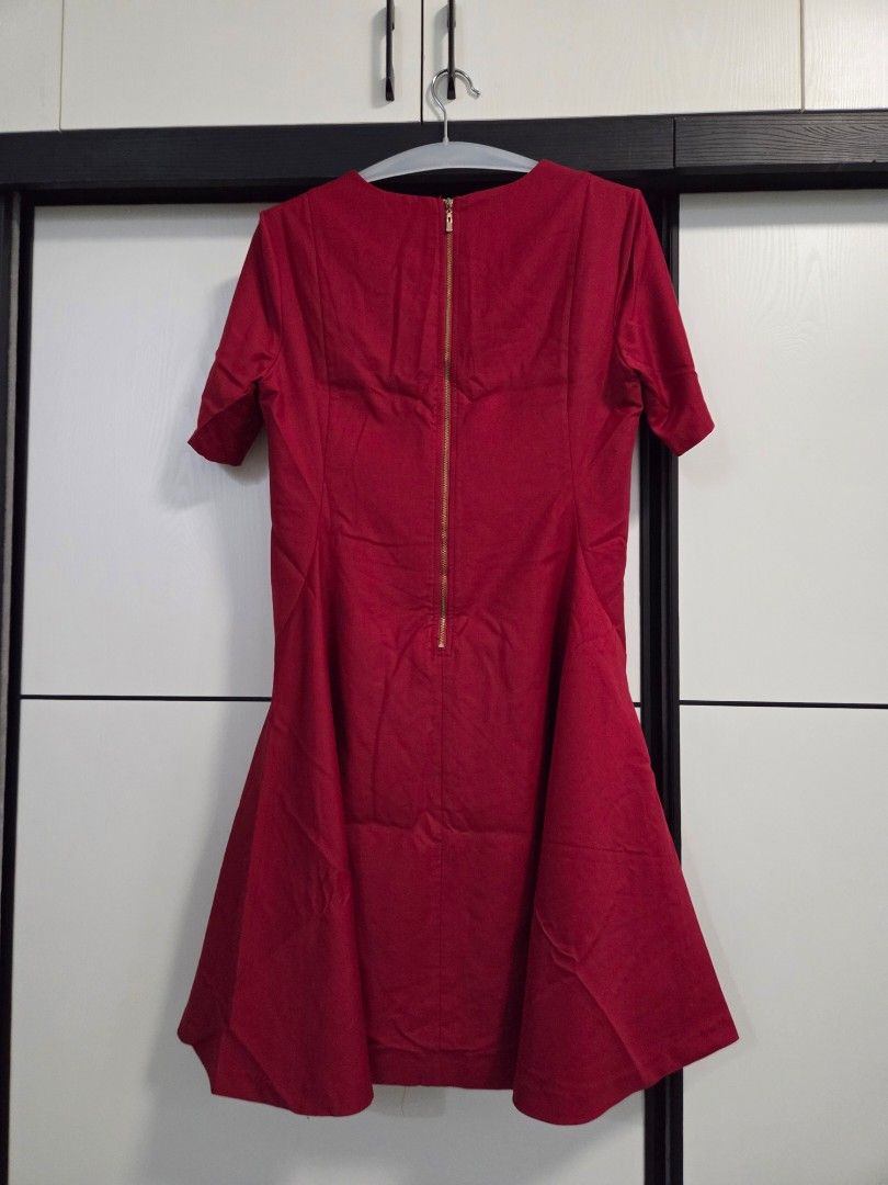 Womens Red Flowy Dress with Pockets (Category: Dresses) located in Cavite. Submitted by its_soo_k (Listing ID 1462372387, Image 2). Description: - onhand & ready to ship - price negotiable if buying more than 1 - rfs: no longer need dresses about the dress - color: red - size: XL - WITH pockets Notes: - ships from Cavite - mop: gcash - mod: jnt, flash express - shipping fee should be shouldered by the buyer! - ships out immediately or the next da