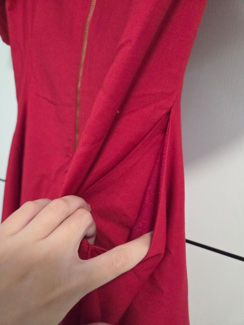 Womens Red Flowy Dress with Pockets (Category: Dresses) located in Cavite. Submitted by its_soo_k (Listing ID 1462372387, Image 3). Description: - onhand & ready to ship - price negotiable if buying more than 1 - rfs: no longer need dresses about the dress - color: red - size: XL - WITH pockets Notes: - ships from Cavite - mop: gcash - mod: jnt, flash express - shipping fee should be shouldered by the buyer! - ships out immediately or the next da