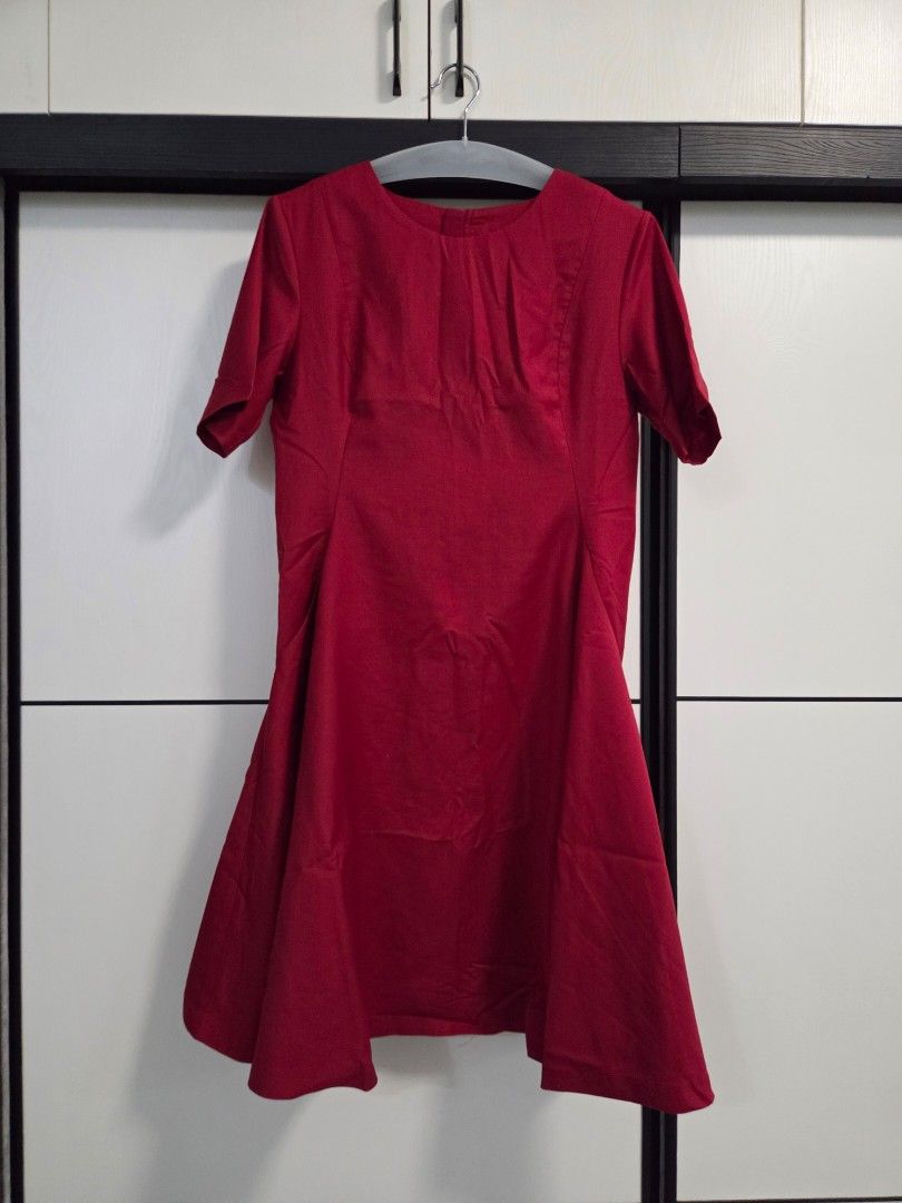 Womens Red Flowy Dress with Pockets (Category: Dresses) located in Cavite. Submitted by its_soo_k (Listing ID 1462372387, Image 1). Description: - onhand & ready to ship - price negotiable if buying more than 1 - rfs: no longer need dresses about the dress - color: red - size: XL - WITH pockets Notes: - ships from Cavite - mop: gcash - mod: jnt, flash express - shipping fee should be shouldered by the buyer! - ships out immediately or the next da