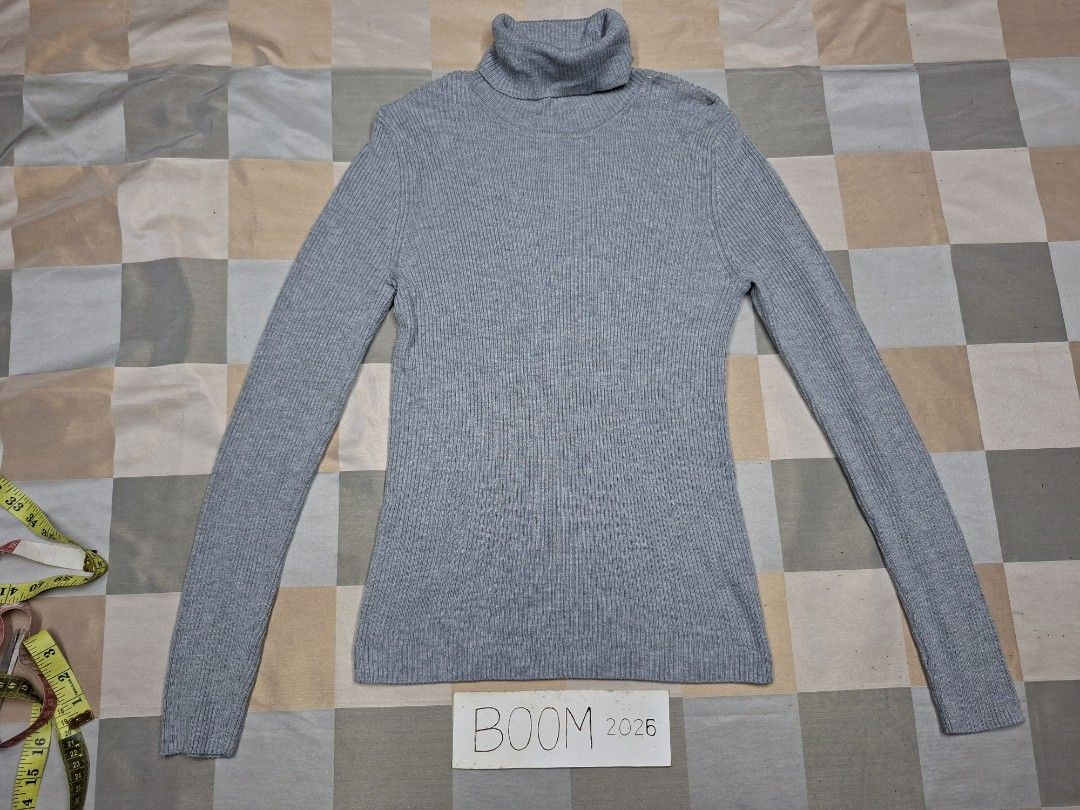 Womens Ribbed turtleneck sweater (long sleeves) size Medium (Category: Longsleeves) located in Dagupan City. Submitted by bo0ms (Listing ID 1462406277, Image 2). Description: For sale Womens Ribbed turtleneck sweater (long sleeves) size Medium Slightly Used in very Good Condition almost like new, no usability issues, minor dirt only, no holes no fading no discoloration, Still Very Presentable. Color Grey. Price is 525 php+ Sf sa malayo Item locat