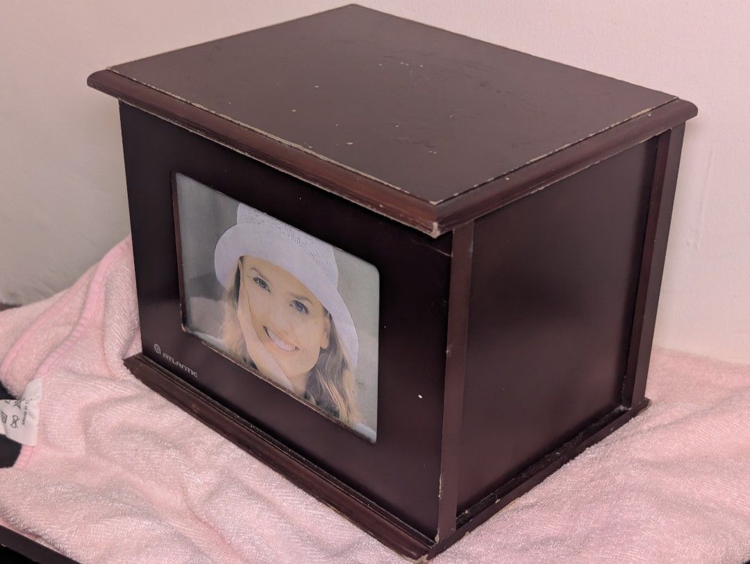 Wooden Storage Box with 3 Picture Frames (Category: Storage Boxes & Baskets) located in Marikina City. Submitted by mrtncdrc (Listing ID 1462308387, Image 3). Description: Size: 9 x 7 x 6.5 inches.