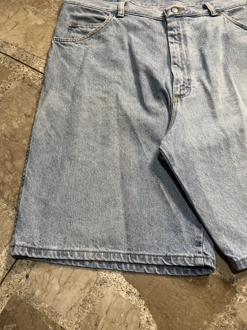 wrangler jorts (Category: Shorts) located in Manila. Submitted by thriftnirogus (Listing ID 1462370169, Image 3). Description: wrangler denim shorts waistline: 38 length: 23 leg opening: 12.5 honest issue: stain on left part .