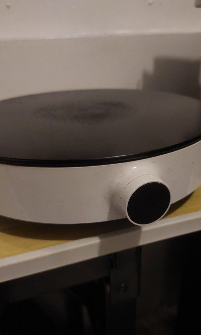Xiaomi Induction Cooker (Category: Cookware & Accessories) located in Manila. Submitted by ceej3951899538 (Listing ID 1462269961, Image 3). Description: - Brand: Xiaomi - Black cooking surface with a white base - Includes power cord and plug - Ready to use for your cooking needs - Perfect for pancakes, crepes, and other flat dishes - Easy to clean - RFS: Moving out - Location: Makati.