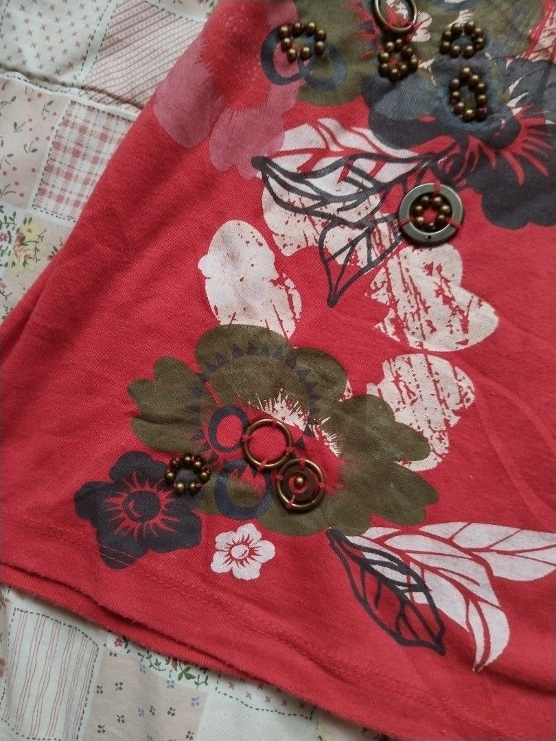 Y2k suzannegrae Top (Category: Others Tops) located in Cebu City. Submitted by thrift_with_anjel (Listing ID 1462421689, Image 2). Description: ❀.ೃ࿔suzannegrae top❀.ೃ࿔* 🌹Brand: suzannegrae 🥀Flaw: none 🌸Bust: 34-44 🌸Waist: 28-40 🌷Mine: 150(AU).